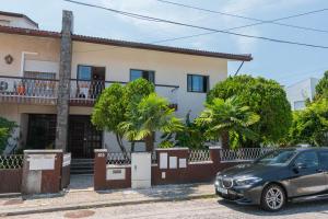 une voiture garée devant une maison dans l'établissement 7Min to Uni Sé-Velha - AC - Work Desk - 300MBs WiFi - Suite 5, à Coimbra