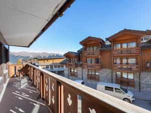 une vue depuis le balcon d'un immeuble dans l'établissement Appartement Contemporain avec Sauna, Cheminée et Parking au Centre de Courchevel 1850 - FR-1-564-35, à Courchevel