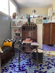 un salon avec une table et un canapé dans l'établissement Loft Keur Bibou, à Dakar