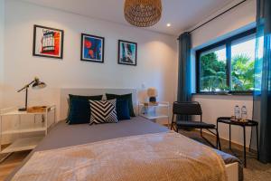 a bedroom with a bed and a window at 7Min to Uni Sé-Velha - AC - Work Desk - 300MBs WiFi - Suite 3 in Coimbra