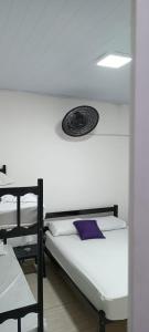 En eller flere senge i et værelse på Tá em Casa Peruíbe