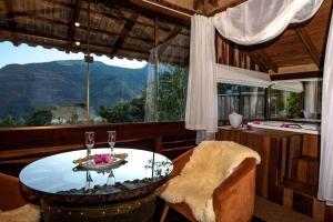 a dining room with a table and a large window at Casa do Lago Caparaó in Pedra Menina