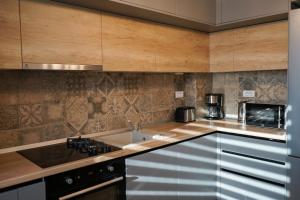Mirandis Apartments - Modern Stays with Free Parking near Coresi Mall的厨房或小厨房