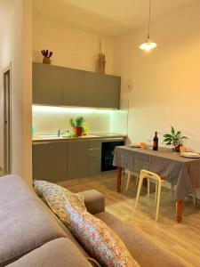 a living room with a table and a kitchen at Nuovissimo a 300 mt dalle Mura con posto auto in Lucca