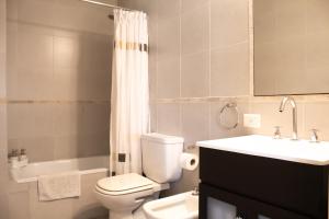 ein Badezimmer mit weißer Toilette und Waschbecken in der Unterkunft Moderno y Selecto! Garage! Excelente ubicación! in Buenos Aires + 18 Fotos