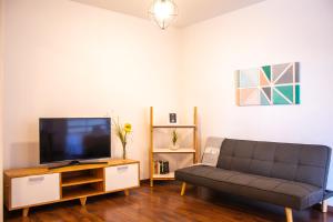 ein Wohnzimmer mit Sofa und Flachbildfernseher in der Unterkunft Moderno y Selecto! Garage! Excelente ubicación! in Buenos Aires