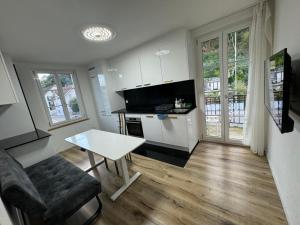 TV a/nebo společenská místnost v ubytování Butthouse Apartments