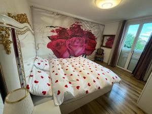 Postel nebo postele na pokoji v ubytování Butthouse Apartments