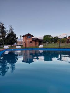 a pool of water with a building in the background at Un lugar en el Mundo in Villa Amancay
