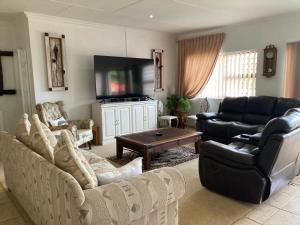 un salon avec un canapé et une table dans l'établissement DeRust Danabay Accomodation, à Mossel Bay