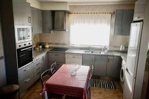 Η κουζίνα ή μικρή κουζίνα στο Luz Vivenda +12 φωτογραφίες