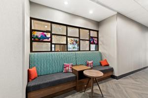 Hampton Inn Longview的休息区