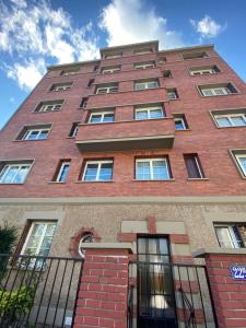 a tall red brick building with windows at Appartement 2 chambres Versailles in Versailles