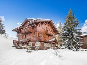 a large wooden house in the snow in the snow at Chalet savoyard de caractère avec sauna et cheminée à Courchevel 1650 - FR-1-563-17 in Courchevel