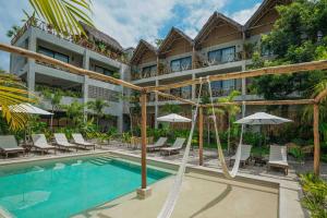 圣法兰西斯克Witari Hotel Boutique的带游泳池、椅子和遮阳伞的酒店