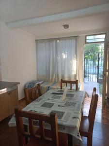 a dining room with a table and a bed at Departamento Plaza España in San Rafael