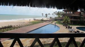 A view of the pool at Lindo Duplex Frente Mar or nearby