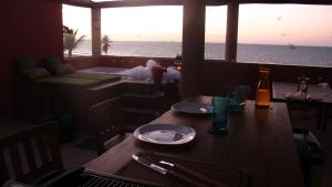 A restaurant or other place to eat at Lindo Duplex Frente Mar