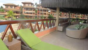balcón de un complejo con sillas y mesa en Lindo Duplex Frente Mar, en Cumbuco