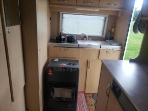 Kuchyň nebo kuchyňský kout v ubytování Caravan in the Peak District