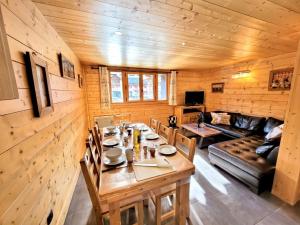 a wooden room with a table and a couch at Superbe T3 + cabine au centre des Gets, proche pistes, 7 pers, 4⭐, Wifi, équipements complets - FR-1-598-83 in Les Gets