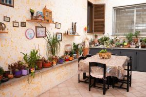 a kitchen with a table and a bunch of potted plants at Casa Ragno Corchiano in Corchiano