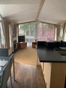 WeeleyにあるLakeside Lodge Valencia 2 bedroomのキッチン、リビングルーム(大きな窓付)