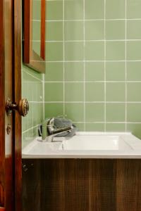 a bathroom with a sink and a mirror at Furnas Yoga Place in Furnas