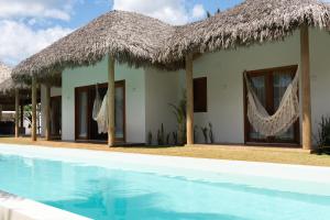 CruzにあるVilla Aria by Preabeach Experienceの茅葺き屋根のヴィラ、スイミングプール付 +2枚の写真