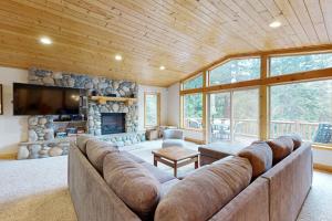 a large living room with a large couch and a fireplace at Vista Pines Retreat in Tahoe Vista
