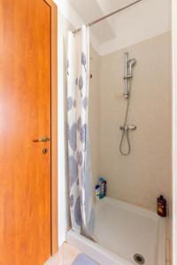 ein Badezimmer mit Badewanne und Duschvorhang in der Unterkunft RING - Spacious DeLuxe Apartment, BIG Terrace, Plus FREE Underground Parking in Timişoara