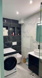 ein Badezimmer mit Toilette und Waschbecken in der Unterkunft Cosy House Near DisneyLand Paris in Roissy-en-Brie