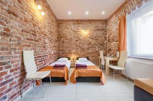 Un pat sau paturi într-o cameră la Apartamenty Opera +8 fotografii