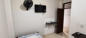 TV a/nebo společenská místnost v ubytování Guayacan Hostel + 15 fotografií