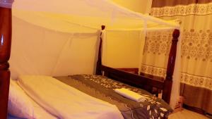 Highway 24 Lounge Masaka客房内的一张或多张床位
