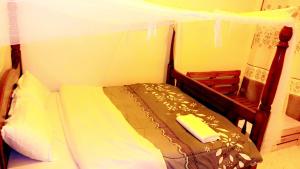 Highway 24 Lounge Masaka客房内的一张或多张床位
