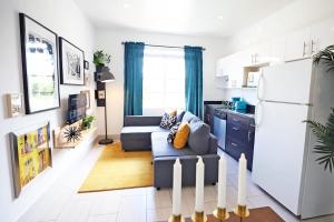 cocina y sala de estar con sofá y nevera en 2 Bedroom Apartment 3 Minute Walk to South Beach & Ocean Drive, en Miami Beach 34 fotos más