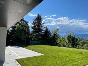 a view of a yard with a green lawn at Appartement calme et moderne in Estavayer-le-Lac +1 photo