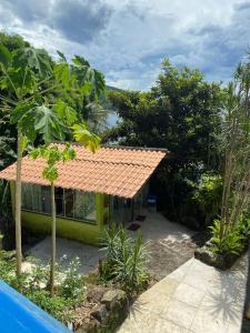 Um jardim em Pousada Canto do Mar Ilha Grande