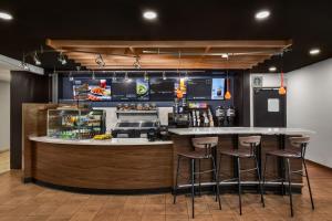 Lounge nebo bar v ubytování Courtyard by Marriott Anchorage Airport