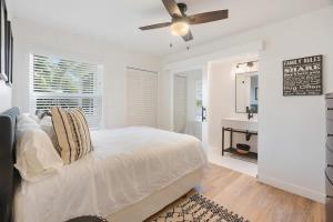 Ένα ή περισσότερα κρεβάτια σε δωμάτιο στο Coastal Palm Haven - With Hot Tub