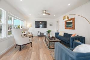 Μια τηλεόραση ή/και κέντρο ψυχαγωγίας στο Coastal Palm Haven - With Hot Tub