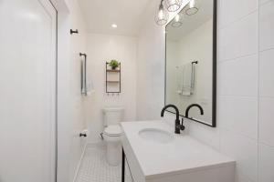 Ένα μπάνιο στο Coastal Palm Haven - With Hot Tub +25 φωτογραφίες