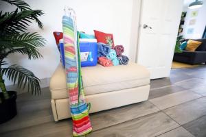 Una tabla de surf delante de un sofá. en 3 Minute Walk to Beach 2 Bedroom Apartment Family Friendly with No Pet Fee, en Miami Beach