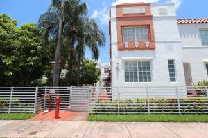 una cerca blanca frente a una casa blanca en 3 Minute Walk to Beach 2 Bedroom Apartment Family Friendly with No Pet Fee, en Miami Beach
