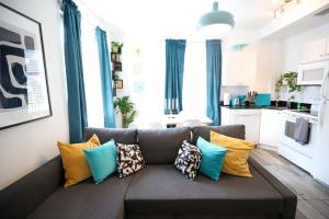 sala de estar con sofá y almohadas coloridas en 3 Minute Walk to Beach 2 Bedroom Apartment Family Friendly with No Pet Fee, en Miami Beach 37 fotos más