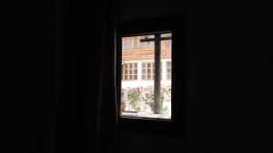 una ventana con vista a un edificio en Two arches guesthouse, en Mestia
