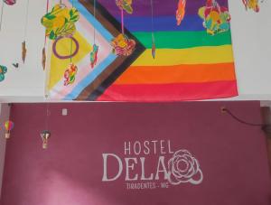 蒂拉登特斯Hostel Dela的德瓦那彩虹旅馆标志