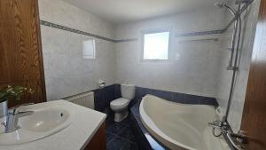 Ένα μπάνιο στο STAY Uptown Apartment +25 φωτογραφίες
