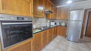 Η κουζίνα ή μικρή κουζίνα στο STAY Uptown Apartment